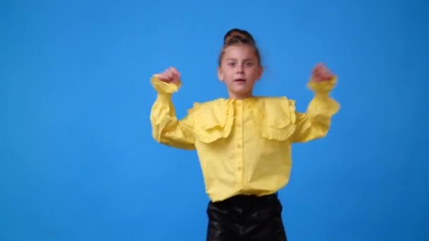 Vidéo Ralenti Fille Dansant Sur Fond Bleu Concept Émotions — Video