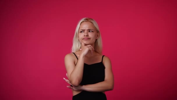 Video Einer Frau Die Nicht Über Rosa Hintergrund Gestikuliert Konzept — Stockvideo