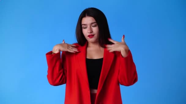 4Kスローモーションビデオの女性は暑すぎると感じ 彼女の顔の前で彼女の手を移動 感情の概念 — ストック動画