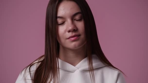 Video Cámara Lenta Emoción Blanco Una Chica Sobre Fondo Rosa — Vídeo de stock