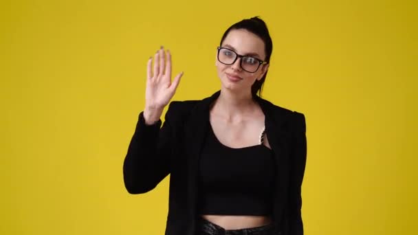 Zeitlupe Video Von Niedlichen Mädchen Winkt Hallo Auf Gelbem Hintergrund — Stockvideo
