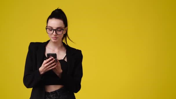 Zpomalené Video Ženy Pomocí Jejího Telefonu Žlutém Pozadí Pojem Emoce — Stock video