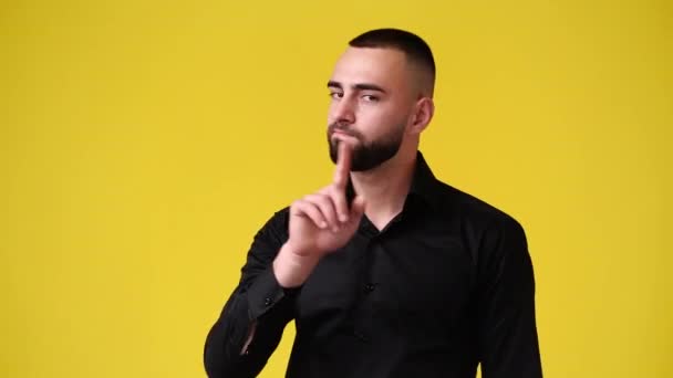 Zpomalené Video Jednoho Muže Gestikulující Přes Žluté Pozadí Pojetí Emocí — Stock video