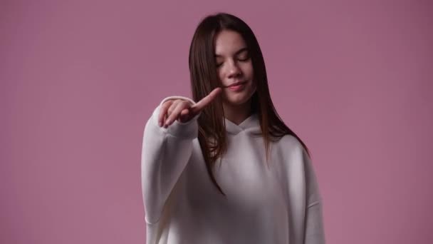 4Kスローモーションビデオの1人の女の子ジェスチャーピンクの背景の上にありません 感情の概念 — ストック動画