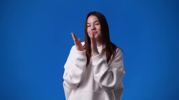 Lento Video Chica Emocionada Aplaudiendo Las Manos Sobre Fondo Azul — Vídeos de Stock