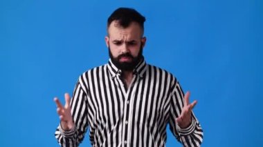 Mavi arka planda duygusal bir adamın 4K videosu. Duyguların kavramı.