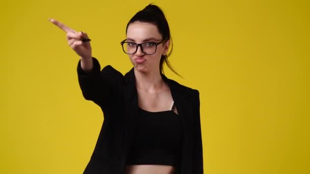 4K慢镜头 一个女人在黄色背景上不做手势 情绪的概念 — 图库视频影像