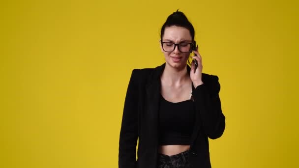 Vídeo Câmera Lenta Mulher Usando Seu Telefone Fundo Amarelo Conceito — Vídeo de Stock