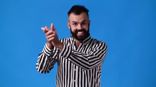 Slow Motion Video Van Opgewonden Man Klappen Handen Blauwe Achtergrond — Stockvideo