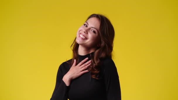 黄色の背景に孤立した少女の触手体の4Kスローモーションビデオ 感情の概念 — ストック動画