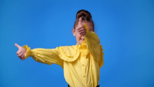 Βίντεο Αργής Κίνησης Ενός Κοριτσιού Που Δείχνει Τον Αντίχειρα Πάνω — Αρχείο Βίντεο