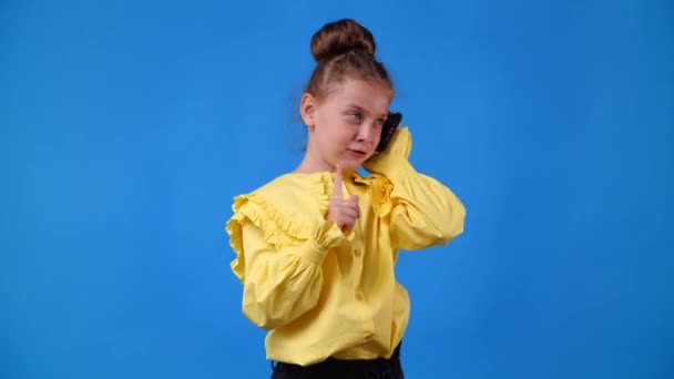 Αργή Κίνηση Βίντεο Από Χαριτωμένο Κορίτσι Μιλάμε Από Τηλέφωνο Μπλε — Αρχείο Βίντεο