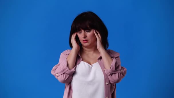 Vídeo Cute Woman Touching Her Head Blue Background Conceito Emoções — Vídeo de Stock