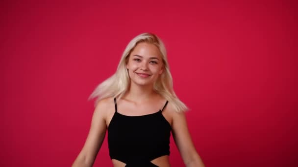 ピンクの背景に親指を立てている1人の女の子の4Kビデオ 感情の概念 — ストック動画