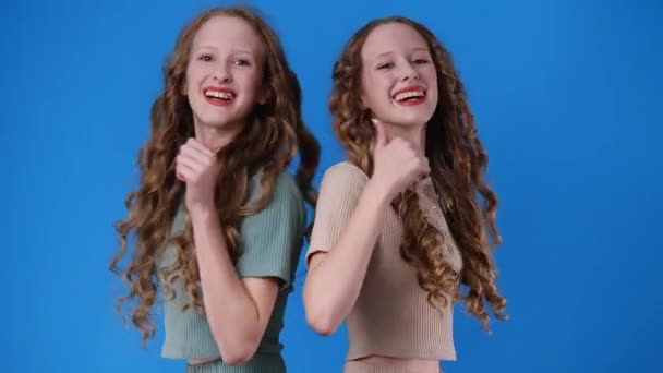 Video Tvillingjenter Som Viser Tomler Blått Følelsesbegreper – stockvideo