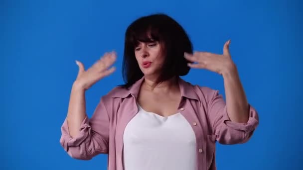 女性の4Kビデオは熱すぎる感じと彼女の顔の前で彼女の手を移動 感情の概念 — ストック動画