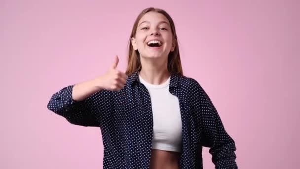 Slow Motion Wideo Jednej Dziewczyny Pokazuje Kciuki Góry Różowym Tle — Wideo stockowe