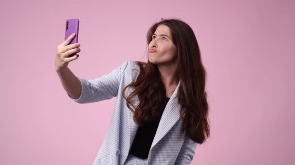 Vídeo Câmera Lenta Uma Garota Fazendo Selfie Fundo Rosa Conceito — Vídeo de Stock