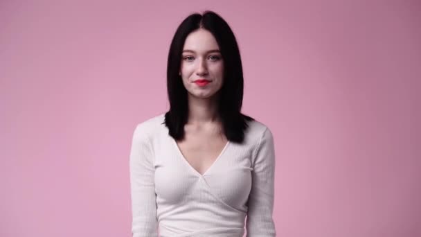 Zpomalené Video Jedné Dívky Pózující Video Přes Růžové Pozadí Pojetí — Stock video