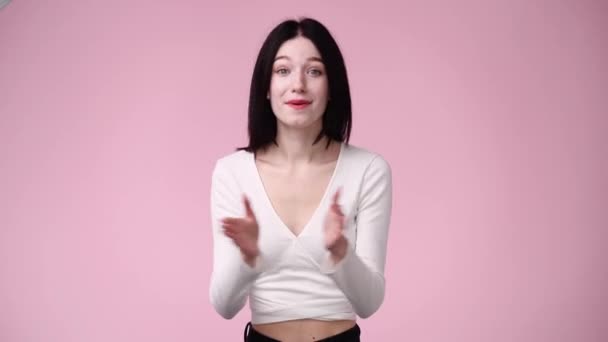 Lassított Felvételen Izgatott Lány Tapsol Kezében Rózsaszín Háttér Tapsoló Kéz — Stock videók