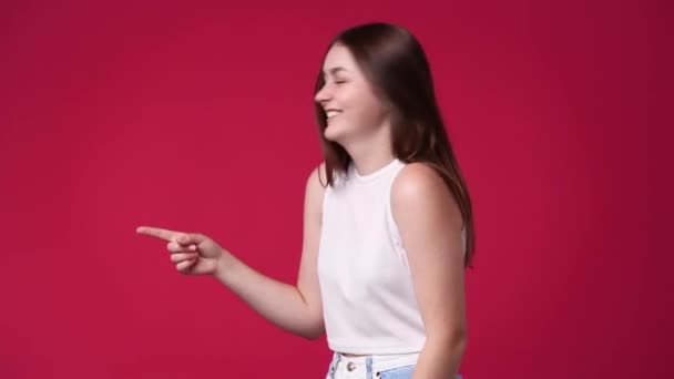 ピンク色の背景で笑っている可愛い女の子の4Kスローモーションビデオ 感情の概念 — ストック動画