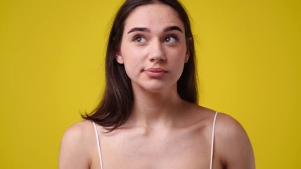 Zpomalené Video Dívky Mazaným Výrazem Obličeje Žlutém Pozadí Koncept Dívky — Stock video