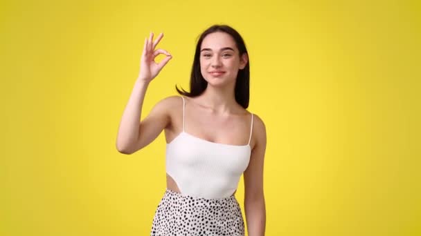 Zpomalit Video Roztomilé Dívky Ukazující Znamení Žlutém Pozadí Pojetí Emocí — Stock video