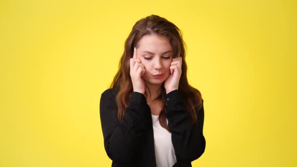 Zpomalené Video Dívky Dotýkající Spánků Prsty Žlutém Pozadí Pojetí Emocí — Stock video