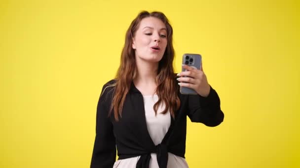 Zpomalit Video Roztomilé Dívky Pomocí Telefonu Přes Žluté Pozadí Pojetí — Stock video