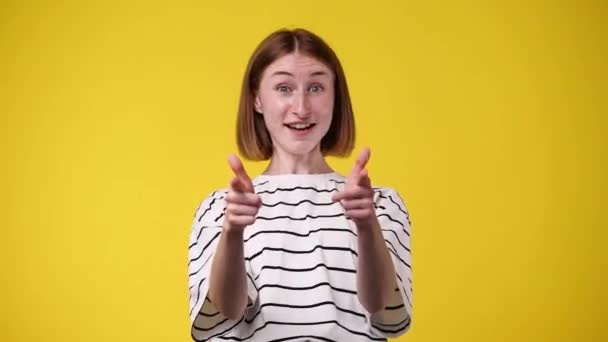 4K慢镜头 一个女孩在黄色背景下竖起大拇指 情绪的概念 — 图库视频影像