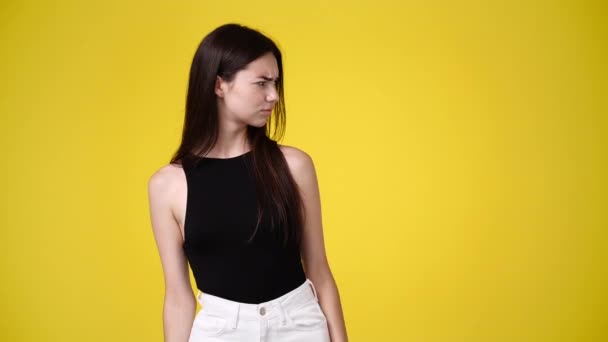 Video Cámara Lenta Una Chica Apuntando Derecha Sobre Fondo Amarillo — Vídeos de Stock