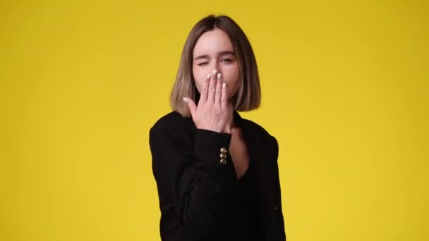 Vídeo Câmera Lenta Uma Garota Enviando Beijo Fundo Amarelo Conceito — Vídeo de Stock