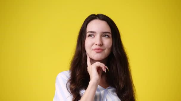 Video Dívky Mazaným Výrazem Obličeje Žlutém Pozadí Koncept Dívky Nápady — Stock video