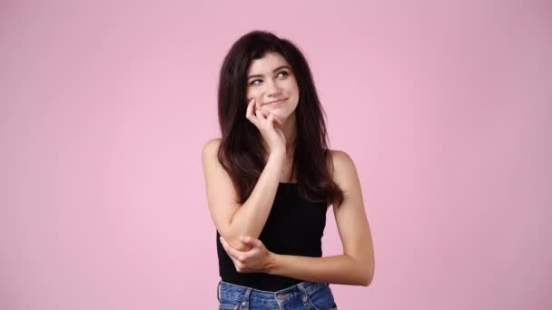 Video Van Meisje Met Doordachte Gezichtsuitdrukking Roze Achtergrond Concept Van — Stockvideo