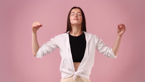 Vídeo Câmera Lenta Uma Garota Meditando Fundo Rosa Conceito Emoções — Vídeo de Stock