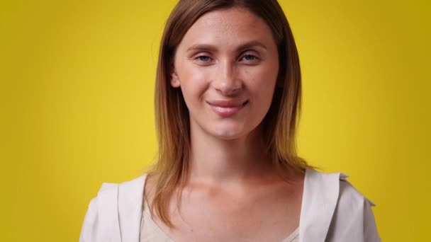Cámara Lenta Vídeo Linda Chica Sonriendo Sobre Fondo Amarillo Concepto — Vídeos de Stock
