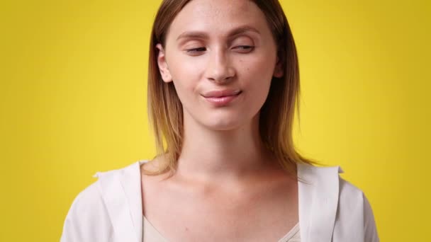 Vídeo Câmera Lenta Uma Garota Mostrando Sinal Silêncio Fundo Amarelo — Vídeo de Stock