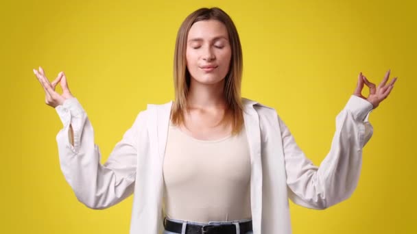 Vídeo Câmera Lenta Uma Garota Meditando Fundo Amarelo Conceito Emoções — Vídeo de Stock