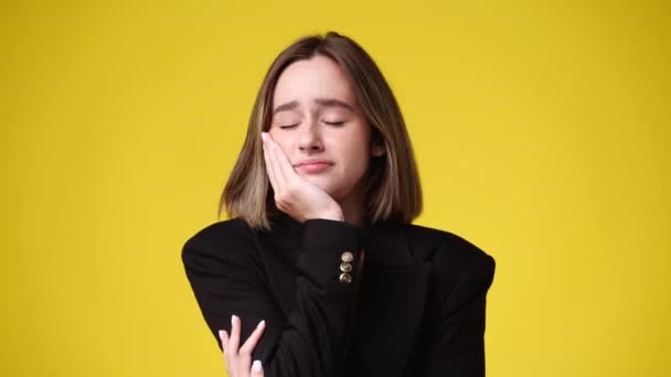Zeitlupenvideo Eines Mädchens Mit Zahnschmerzen Vor Gelbem Hintergrund Konzept Der — Stockvideo