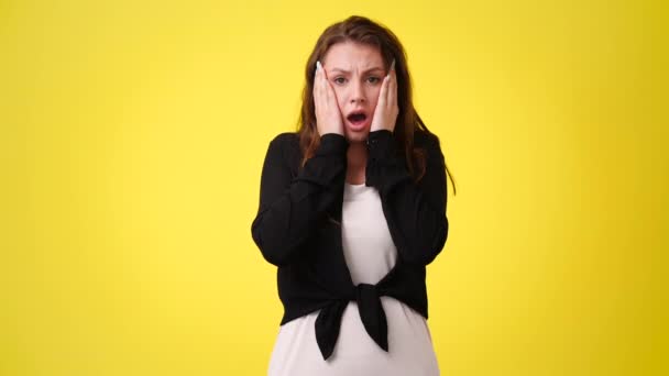 Zpomalené Video Jedné Dívky Panice Žlutém Pozadí Pojetí Emocí — Stock video