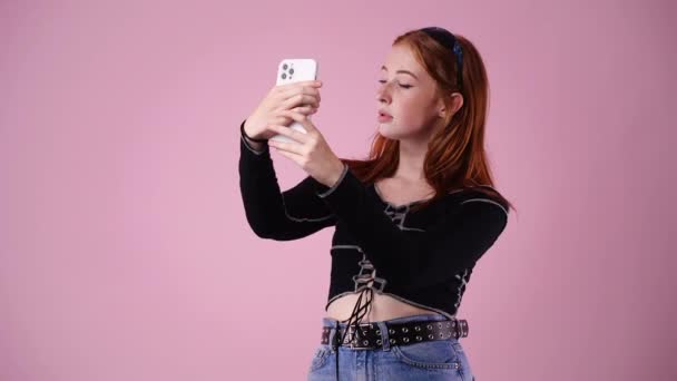 Lassított Felvétel Aranyos Lány Használja Telefon Felett Rózsaszín Háttér Érzelmek — Stock videók