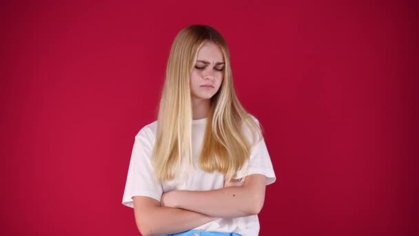 Slow Motion Video Van Een Meisje Met Negatieve Gezichtsuitdrukking Roze — Stockvideo