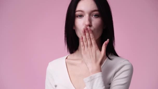 Vídeo Câmera Lenta Uma Garota Enviando Beijo Fundo Rosa Conceito — Vídeo de Stock