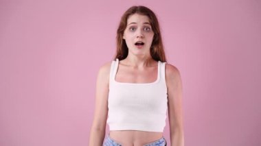 Pembe arka planda bir kızın 4K yavaş çekim videosu çok şaşırtıcıdır. Duyguların kavramı.