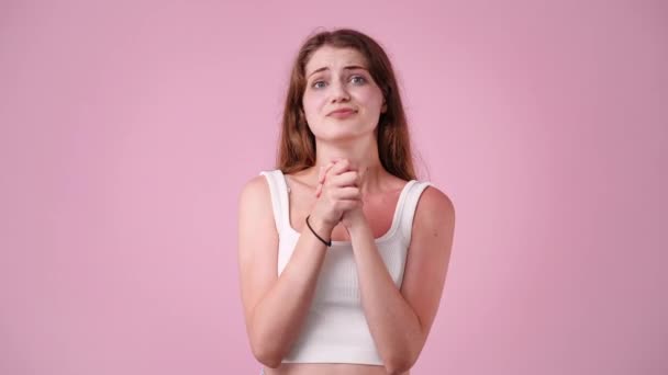 4K的慢镜头女孩乞讨粉红背景的东西 情绪的概念 — 图库视频影像