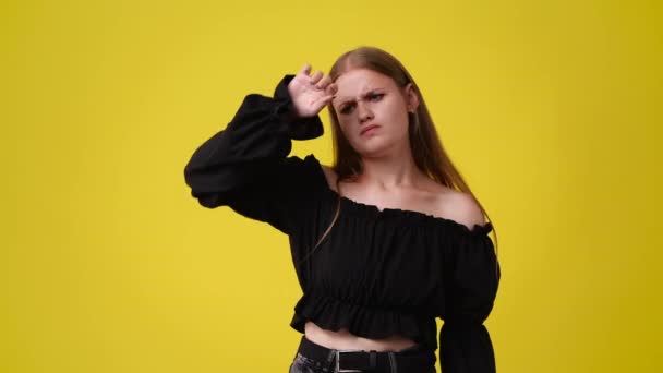 Zeitlupenvideo Eines Mädchens Mit Unsicherem Gesichtsausdruck Auf Gelbem Hintergrund Konzept — Stockvideo