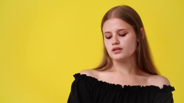 黄色い背景に一人の少女の空虚な感情の4Kスローモーションビデオ 空白の感情の概念 — ストック動画