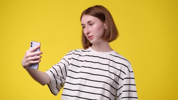 Spowolniony Film Jednej Dziewczyny Teledyskiem Żółtym Tle Pojęcie Emocji — Wideo stockowe