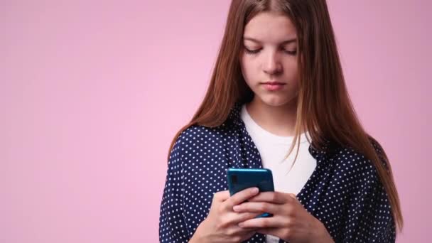Lassított Felvétel Aranyos Lány Használja Telefon Felett Rózsaszín Háttér Érzelmek — Stock videók