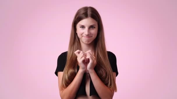 Wideo Dziewczyny Przebiegłym Wyrazem Twarzy Różowym Tle Pojęcie Dziewczyny Pomysłami — Wideo stockowe